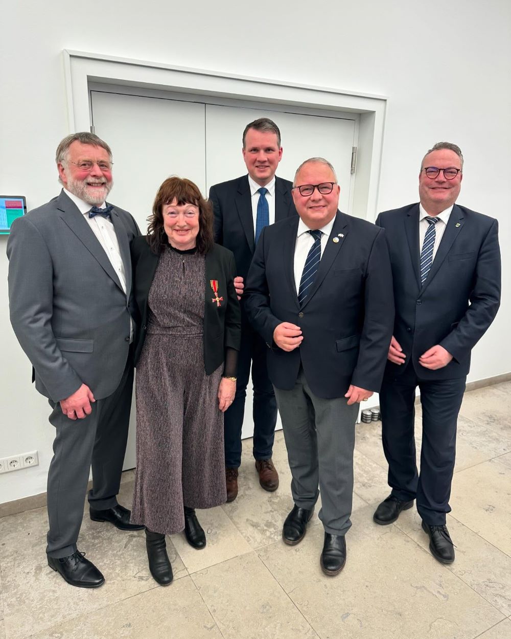 DORSTNERIN ERHÄLT DAS BUNDESVEREDIENSTKREUZ ÜBERREICHT